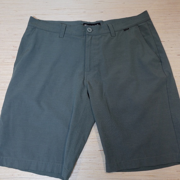 TravisMathew Golf Shorts Men’s 36 Green Performance Chino Casual - Picture 1 of 4